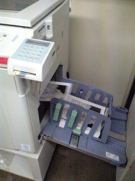 孔版印刷機 一分に100枚近く刷れるプリンタなのに、印刷に9時間くらい掛かるとかどういうことなの…